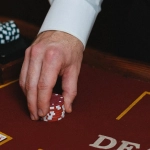 Блэкджек в казино: игральные карты и фишки на зеленом столе